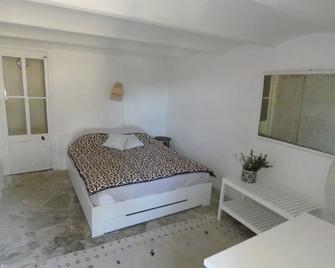 Beautiful authentic village house, combining charm and contemporary style - Ansouis - Habitación