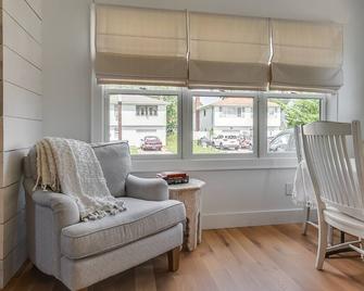 Hamptons Style Cottage - Patchogue - Living room