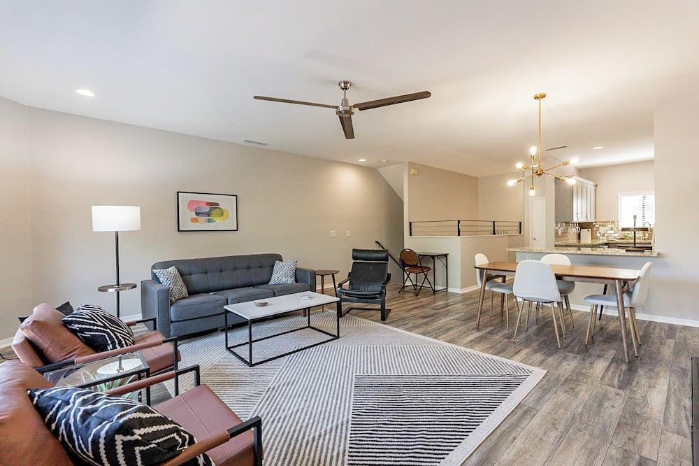 Unique 3 Story, 3 En-suite, Garage & Rooftop deck - فينيكس - غرفة معيشة