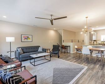 Unique 3 Story, 3 En-suite, Garage & Rooftop deck - فينيكس - غرفة معيشة