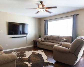 Country home w/ fenced yard hot tub wi-fi - Bloomington - Living room