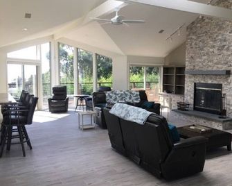 Expansive Ocean Views, Totally Remodeled, 5 Min to Village - 門多西諾 - 客廳