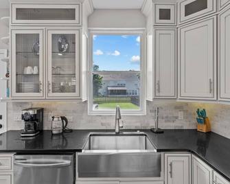 Upscale Family Home in Prime Reavencrest Location - Charlotte - Cocina