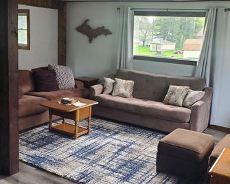 Recently remodeled home, across street from Michigan Snowmobile/ORV Trail #2! - Wakefield - Sala de estar