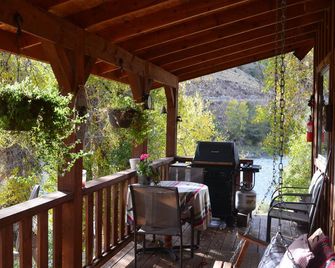 Cabin By The River~ 10 minutes from the north entrance to Yellowstone Park - Gardiner - Balcony