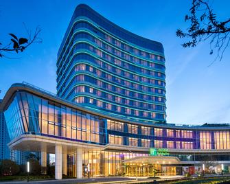 Holiday Inn Zhengzhou Riverside By IHG - Zhengzhou - Building