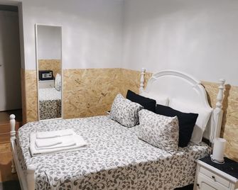 Jualis Guest House - Porto - Bedroom