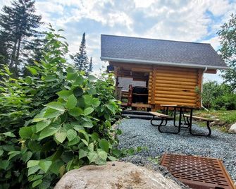Site 15 Trapper Glamping Bunkie Small Urban Farm - Kenora - Terasa
