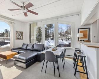 The Haus on Mirror Lake Suite 6 - Lake Placid - Wohnzimmer