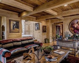 The Enchanted Manor- A Magical Hidden Oasis- Paradise!! - Los Angeles - Living room