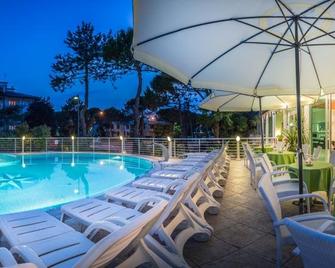 聖弗朗西斯科酒店 - 利尼亞諾薩比亞多羅 - 游泳池