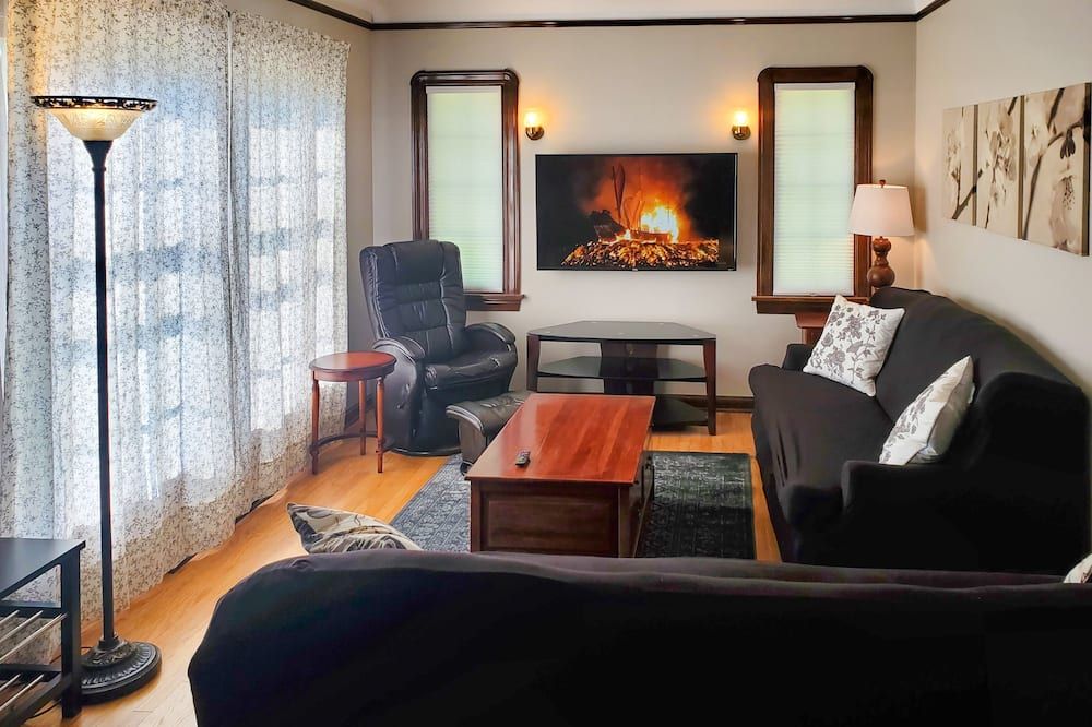 Cleveland's Urban Oasis - Cleveland - Living room