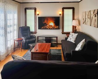 Cleveland's Urban Oasis - Cleveland - Living room