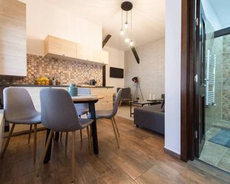 Lovely Brasov Flat with Patio and Mountain Views - Braşov - Comedor