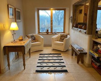 Spectacular Ranch Overlooking the Chama River at the Heart of Abiquiu - Abiquiu - Living room