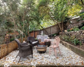 Majestic Topanga Vacation Rental with a Lovely Fireplace - Topanga - Patio