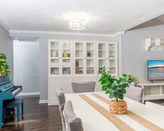 Under the Oaks, 3 BR, 2 King beds, sleeps 6 - Folsom - Dining room