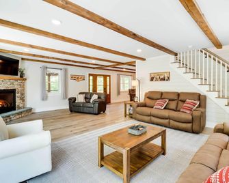 Pickleball Court and Fire Pit Milton Cabin! - Milton - Living room