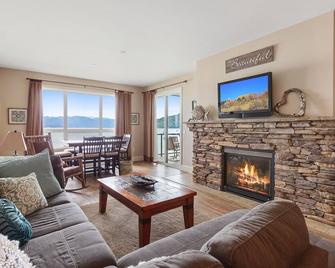 Incredible views! 3bd condo at Seasons Sandpoint! - Sandpoint - Living room