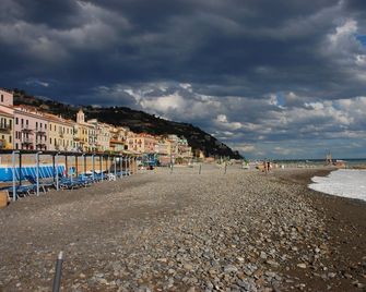 Apartment in semi-detached house, quiet location, sea view - Ospedaletti - Plage