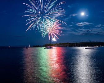 Baddeck Bay: Lakeside Boathouse Cottage with Dock - Baddeck - Beach