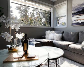 Elegant City Living - 1 Br - London - Living room