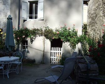 In the heart of a preserved, welcoming, flower-filled mountain village - Axat - Patio