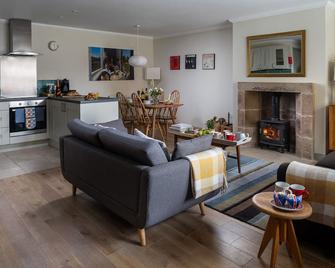 A Beautiful Cottage With A Homely Feel And Flexible Sleeping Arrangements - Gordon - Living room