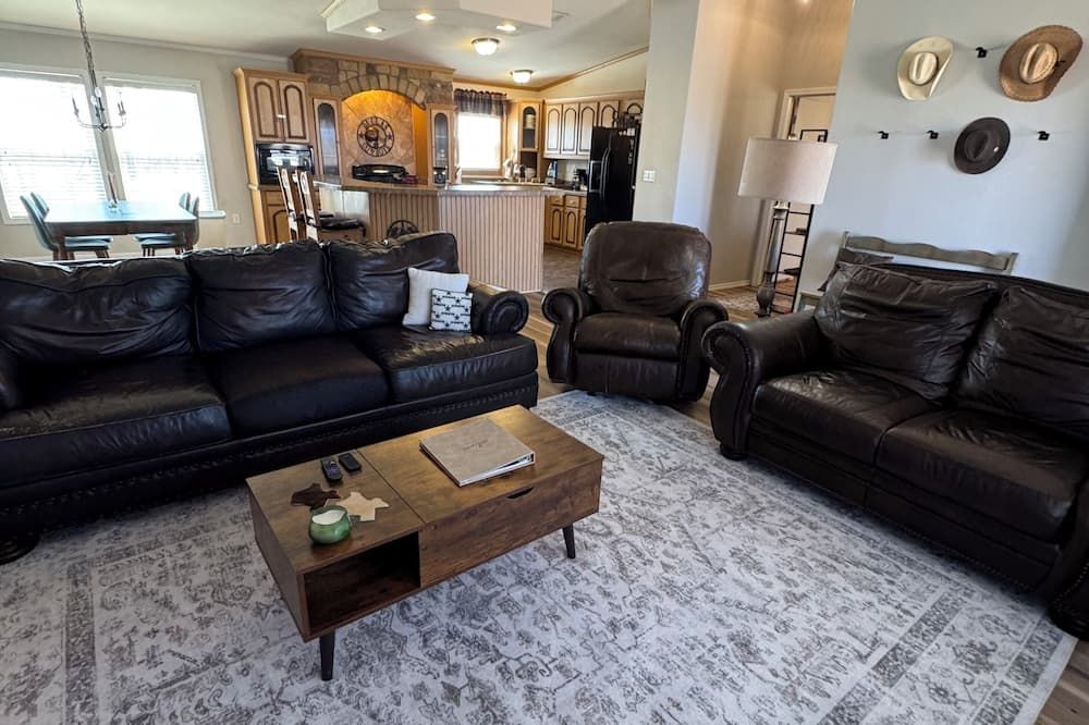 5 Acre West Texas Retreat -3 Miles From Highway - Plenty of Truck Parking - Colorado City - Huiskamer