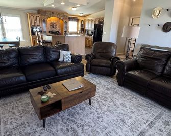 5 Acre West Texas Retreat -3 Miles From Highway - Plenty of Truck Parking - Colorado City - Huiskamer