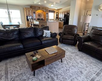 5 Acre West Texas Retreat -3 Miles From Highway - Plenty of Truck Parking - Colorado City - Huiskamer