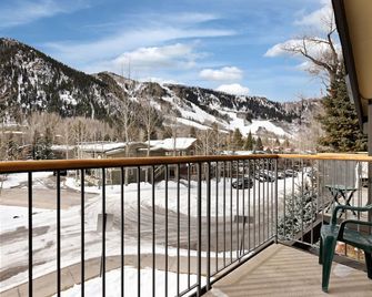 Incredible views in open 2 bedroom condo in Aspen Core! Walk to Gondola. - Aspen - Balcony