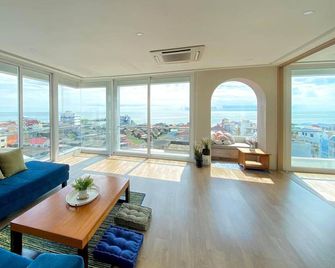 Hub Hua Hin 57 Hotel - Hua Hin - Living room