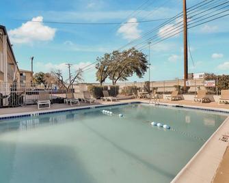 Motel 6 Austin South Airport - Austin - Bể bơi