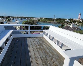 Charming 3BR house w/ WiFi, AC, and harbor view in historic Hope Town Settlement - Hope Town - Balcon