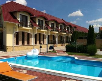 Bajor Panzio Buek-Buekfuerdo, Adults Fri - Bük - Piscina