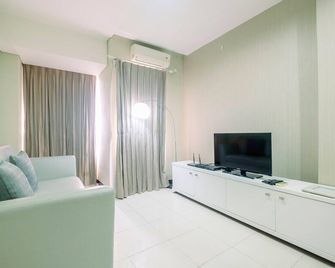 Spacious and Comfy 2BR Nifarro Park Apartment - Jacarta - Sala de estar