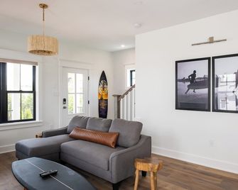 The Hen Houses - Wildwood - Olohuone