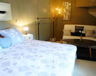 Un Jardin Dans la Falaise - בוזי - חדר שינה