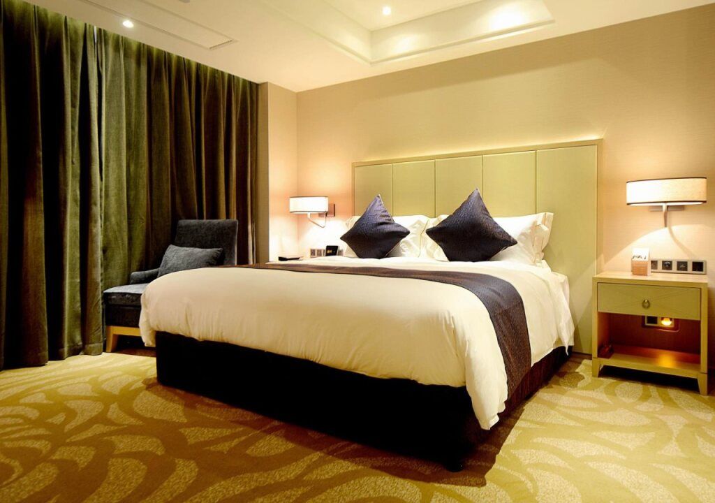 Sky World Hotel Qingdao - تشينغداو - غرفة نوم