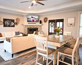 Modern Farmhouse & Guest Home in Wallisville! - Hankamer - Comedor
