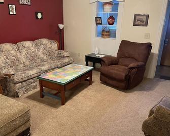 The 300 HOUSE (our sons named it!) - Canyon - Living room