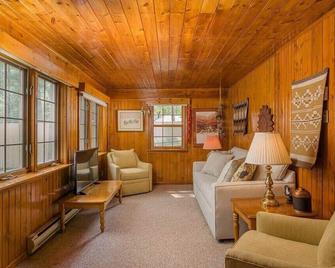 -Lake House Vacation Sleeps 12, Private Dock - Waupaca - Living room