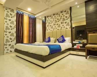 OYO 5253 Hotel Orange Lily - Indore - Bedroom