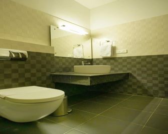 Super Townhouse Mookkannoor Tourist Home - Angamāli - Baño