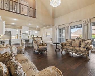 Luxurious Prosper Retreat - Prosper - Living room