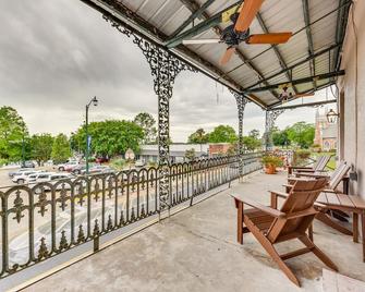 Charming Louisiana Getaway with Furnished Balcony! - New Roads - Balcón