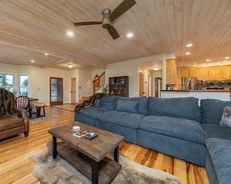 Murph Lodge- 4BR w/AC, Hot Tub, Billiards, Ping Pong and More! - Murphys - Sala de estar