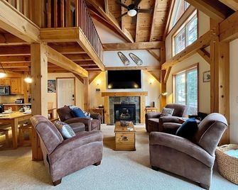 Alpine Timber Luxury Chalet w/Hot Tub - Big White - Salon