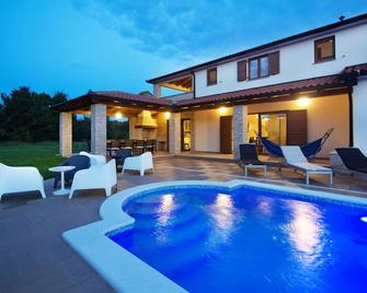 Villa Mattina - Holiday House In Istria - 8+2 Persons, 4 Bedrooms With Bathrooms - Nedeščina - Piscina